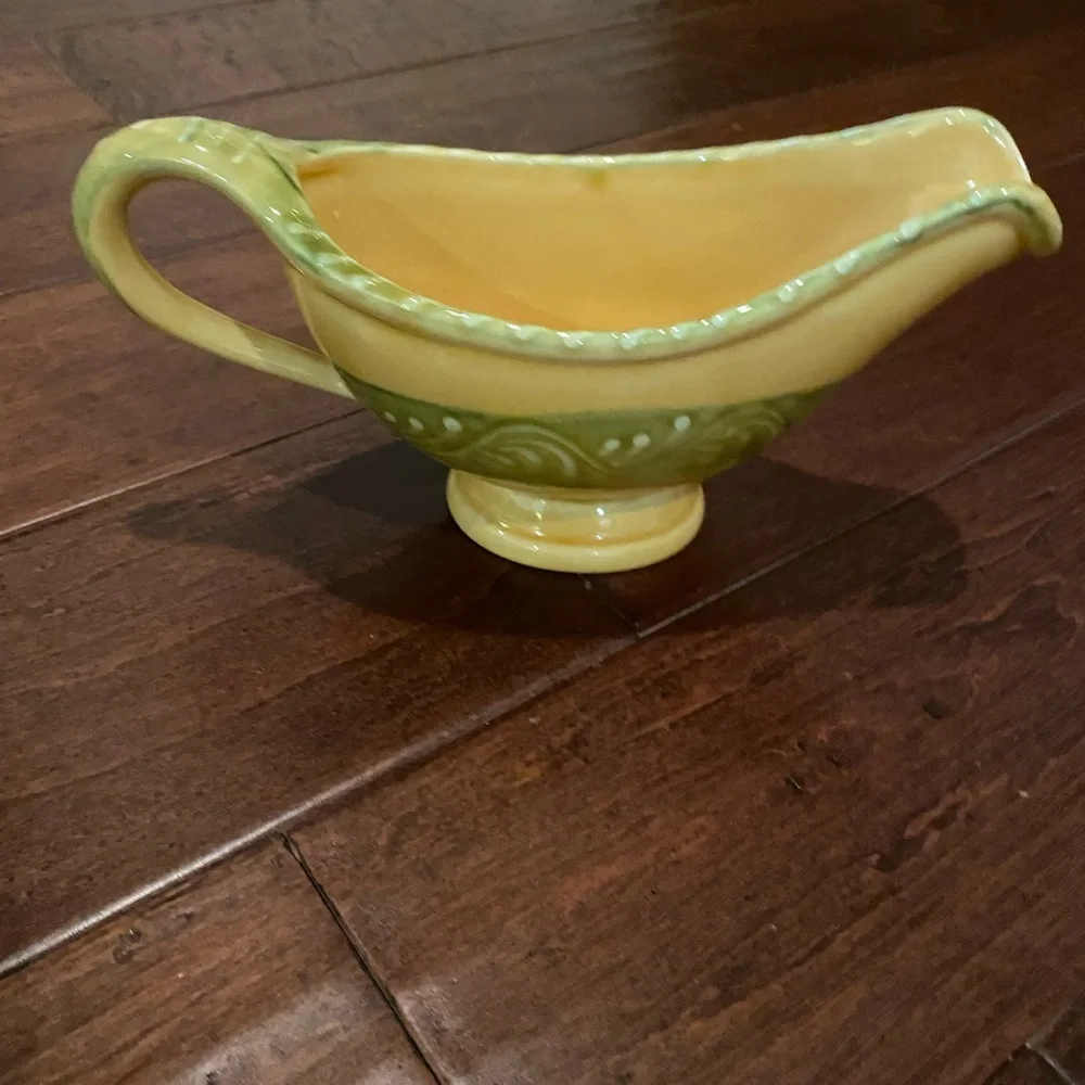 BEAUTIFUL CRATE & BARREL GRAVY BOAT/SERVER; MADE IN ITALY